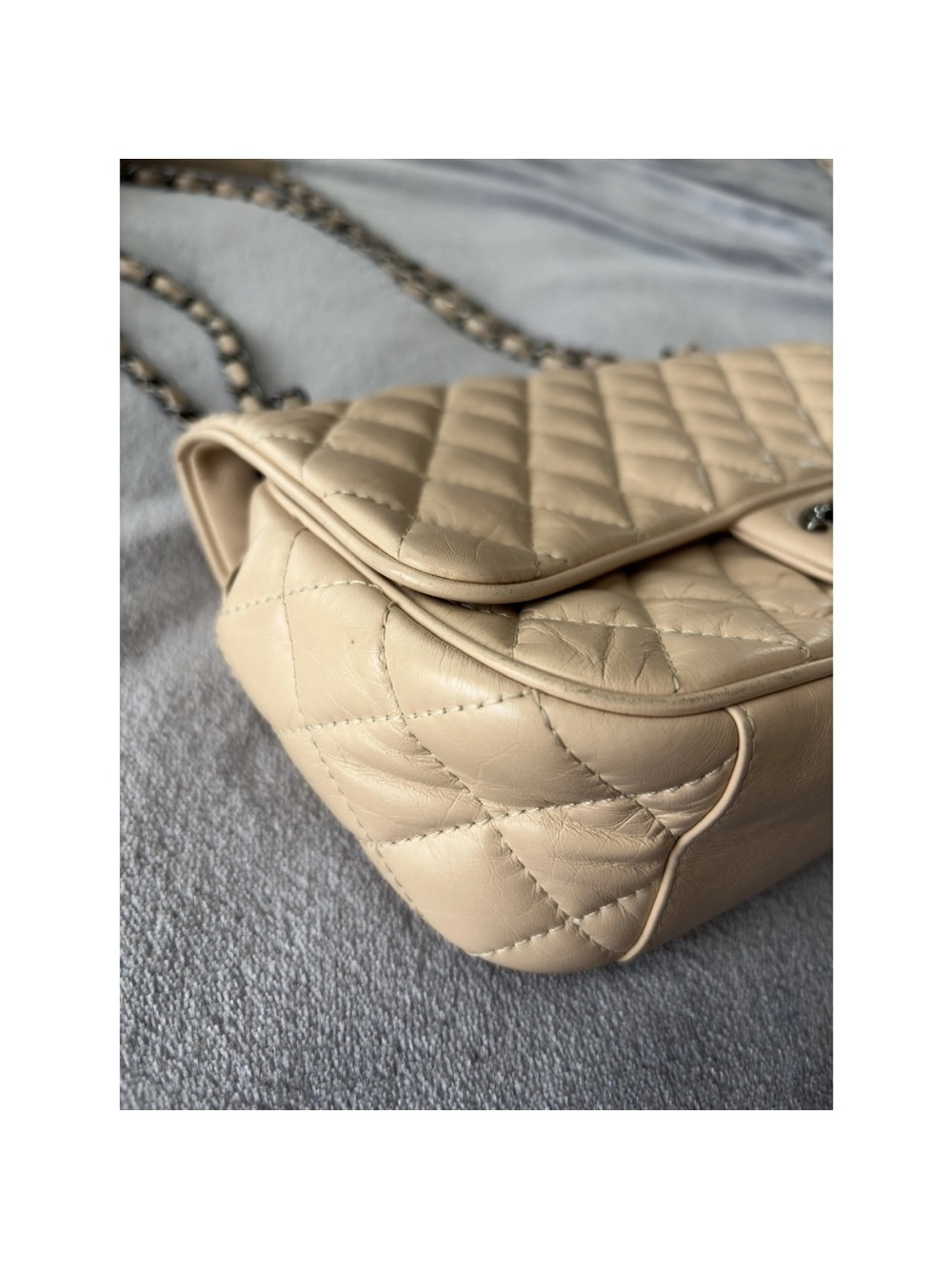 CHANEL Beige Quilted Flap Shoulder Bag with Chain Strap - Picture 4 of 14